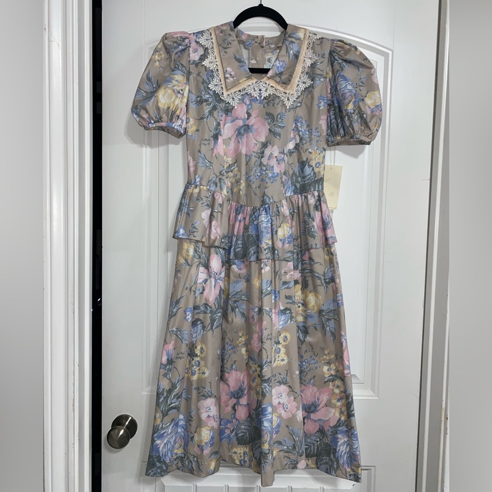 Vintage Susi Dee Floral Puff Sleeve Dress‎ with Lace Collar and Pearl Buttons
